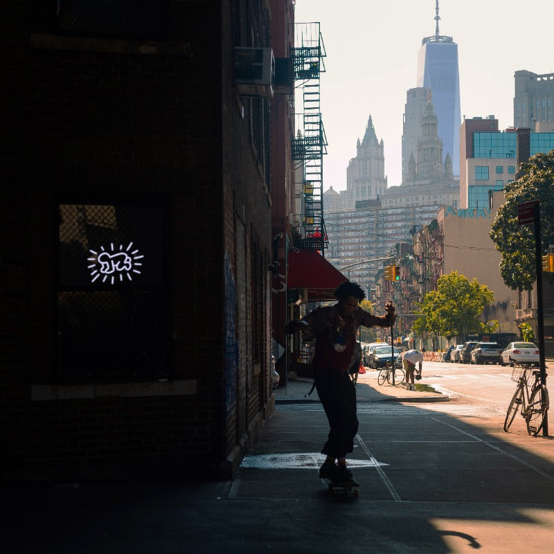 Radiant Baby, YP x Keith Haring, signe en néon LED